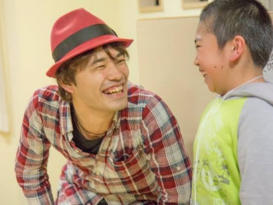 男の子と笑い合うじゅんコーチ